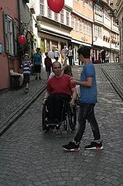Ist das schlimm, wenn nicht behinderte Kinder Rollstuhl fahren cool finden?