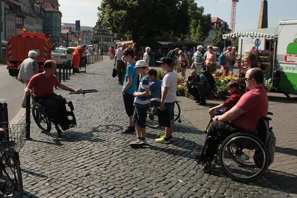 Ist das schlimm, wenn nicht behinderte Kinder Rollstuhl fahren cool finden?